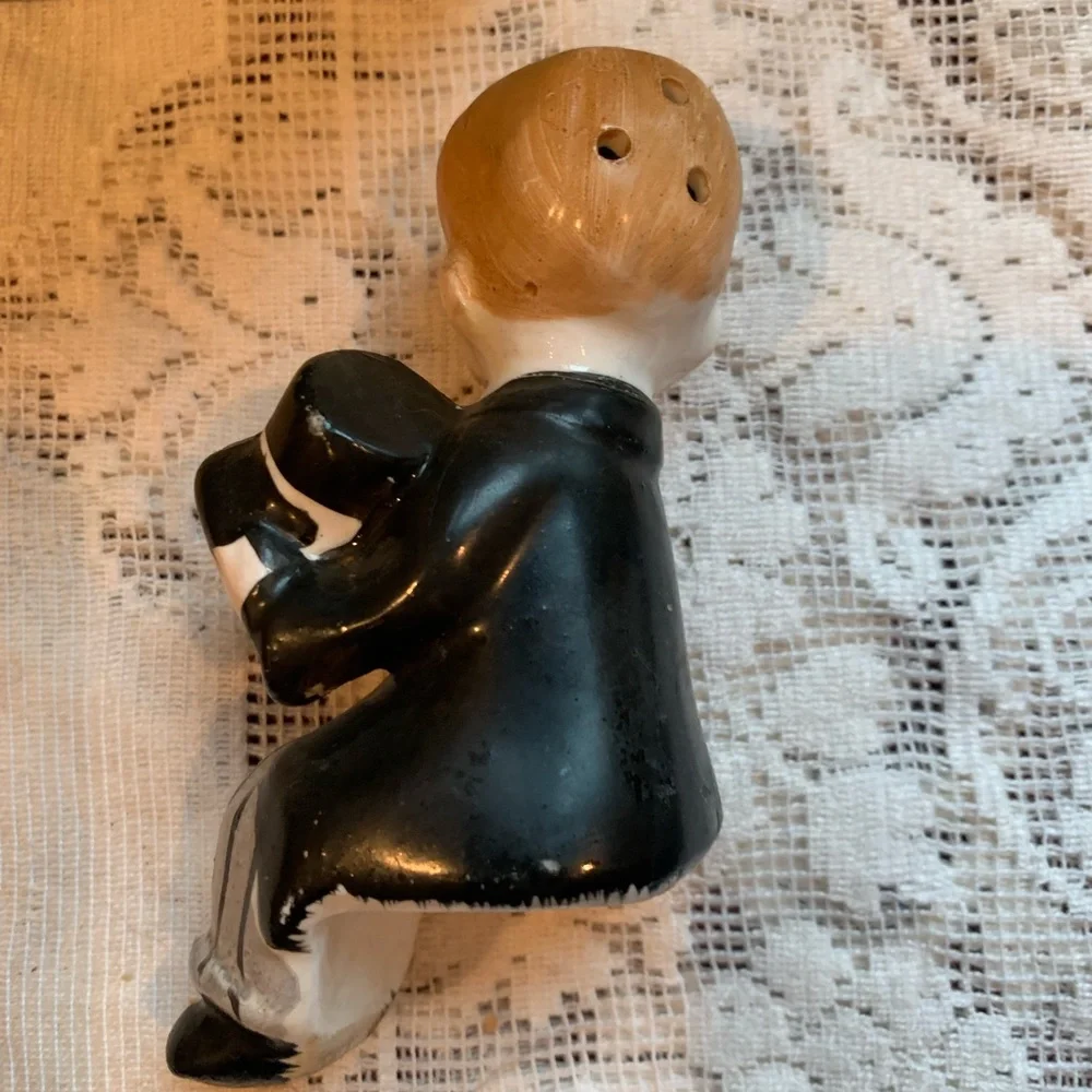 Vintage cute bride and groom salt & pepper kissing sitters